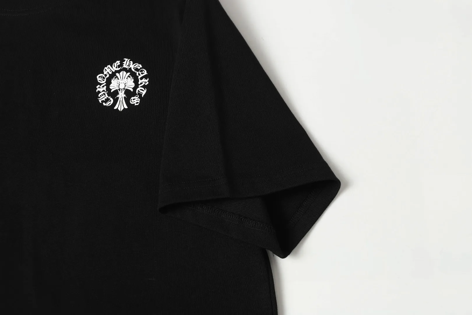P150 Chrome Hearts* Chrome Hearts are made of 300g double yarn fabric, 1*1 Solona rib, imported digital white ink direct printing, in the perfect blend of fashion and science, a feast of precision and color, high-definition color details, green and environmentally friendly concepts, loose version, same style for men and women. Color: Black White Size: XS S M L